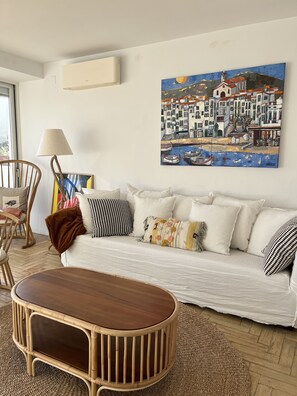 Smart TV, fireplace, books, stereo