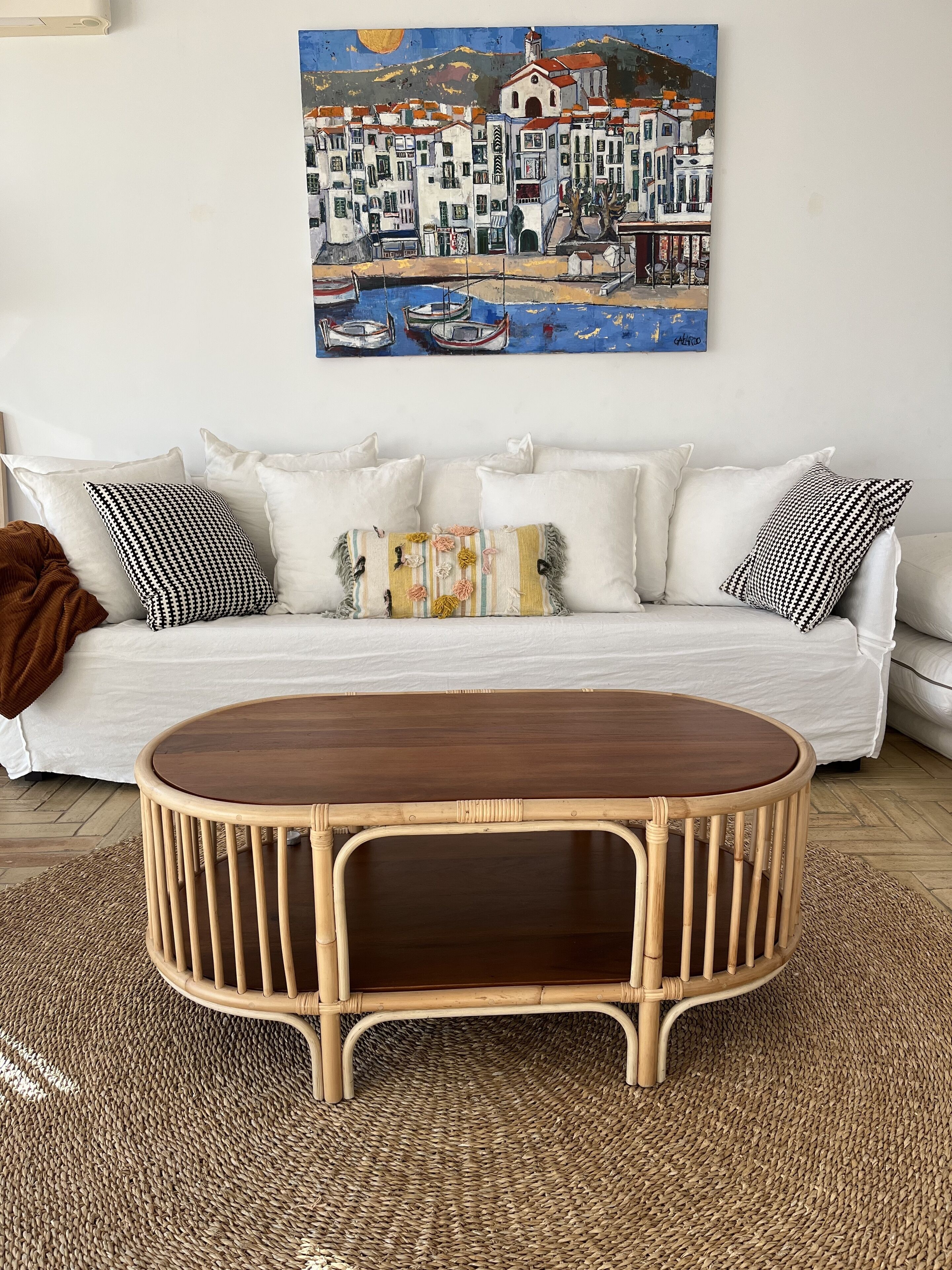 Smart-tv, eldstad, böcker och en stereo