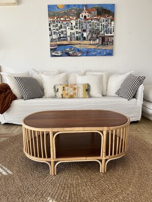 Smart TV, chimenea, libros, estéreo