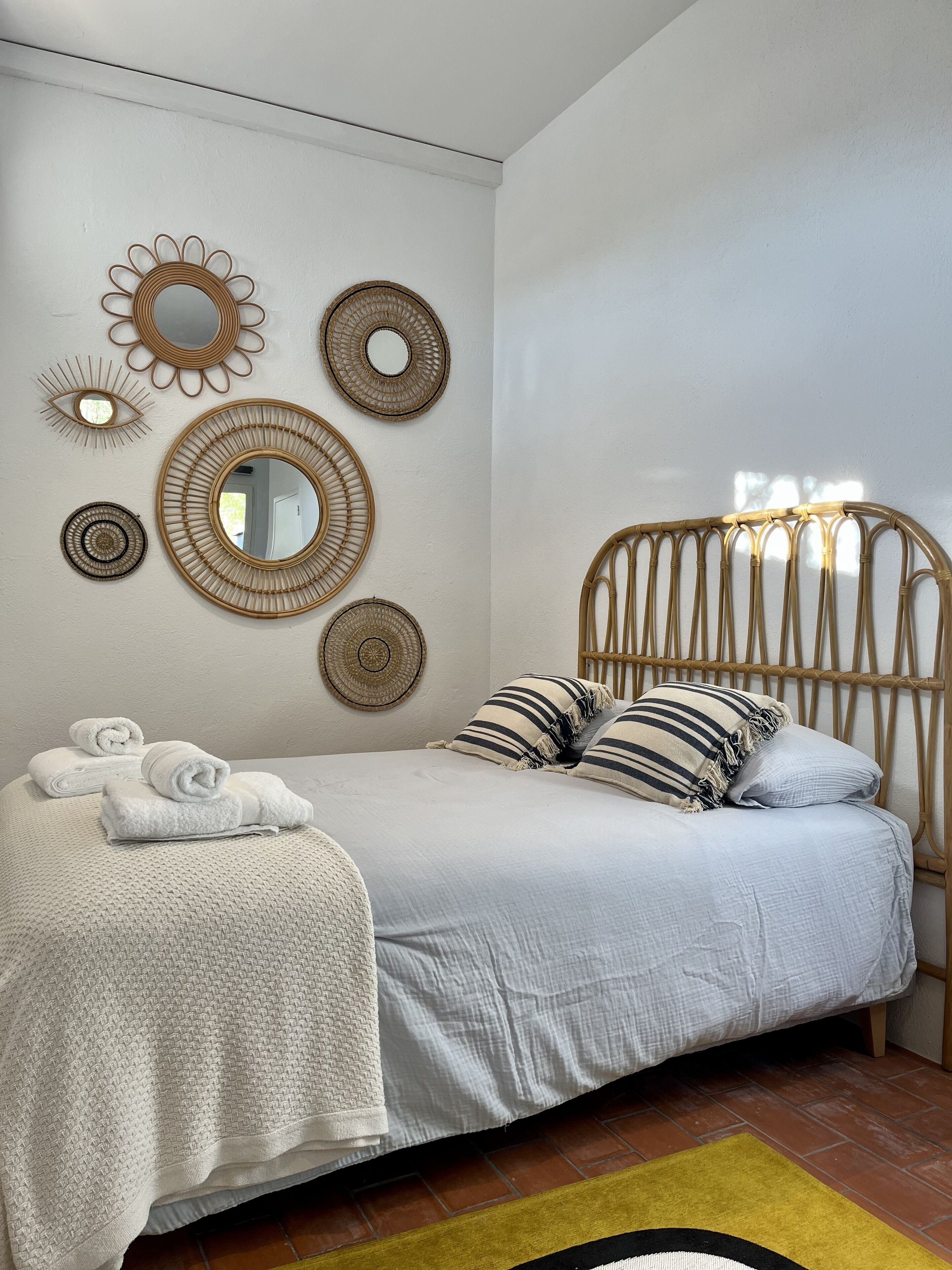 4 dormitorios, tabla de planchar con plancha, cuna de viaje