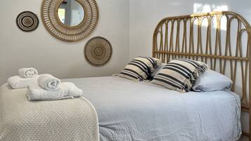 4 dormitorios, tabla de planchar con plancha, cuna de viaje