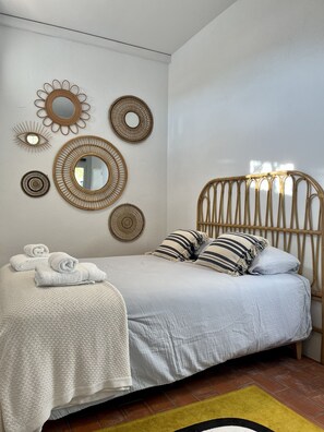 4 habitaciones, tabla de planchar con plancha y cuna de viaje