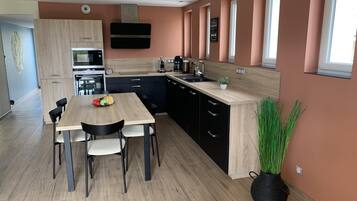 Réfrigérateur, micro-ondes, congélateur