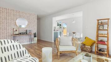 电视、书、办公室