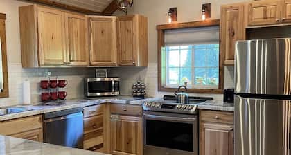 Cozy Cabin Retreat located just minutes to Galena, IL & DBQ, IA