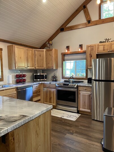 Cozy Cabin Retreat located just minutes to Galena, IL & DBQ, IA