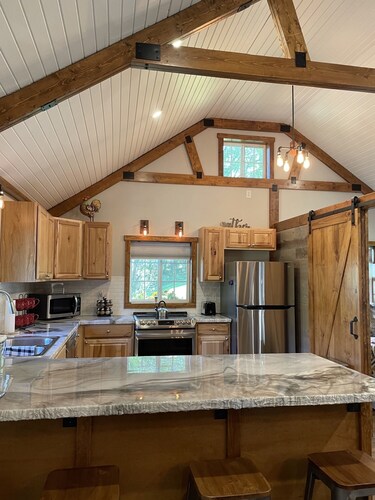 Cozy Cabin Retreat located just minutes to Galena, IL & DBQ, IA