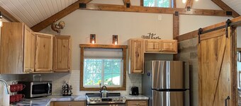 Cozy Cabin Retreat located just minutes to Galena, IL & DBQ, IA