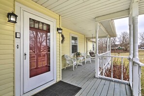 Terrace/patio - Nature’s Haven Farmhouse in Pickerington w/ Deck (Pickerington)