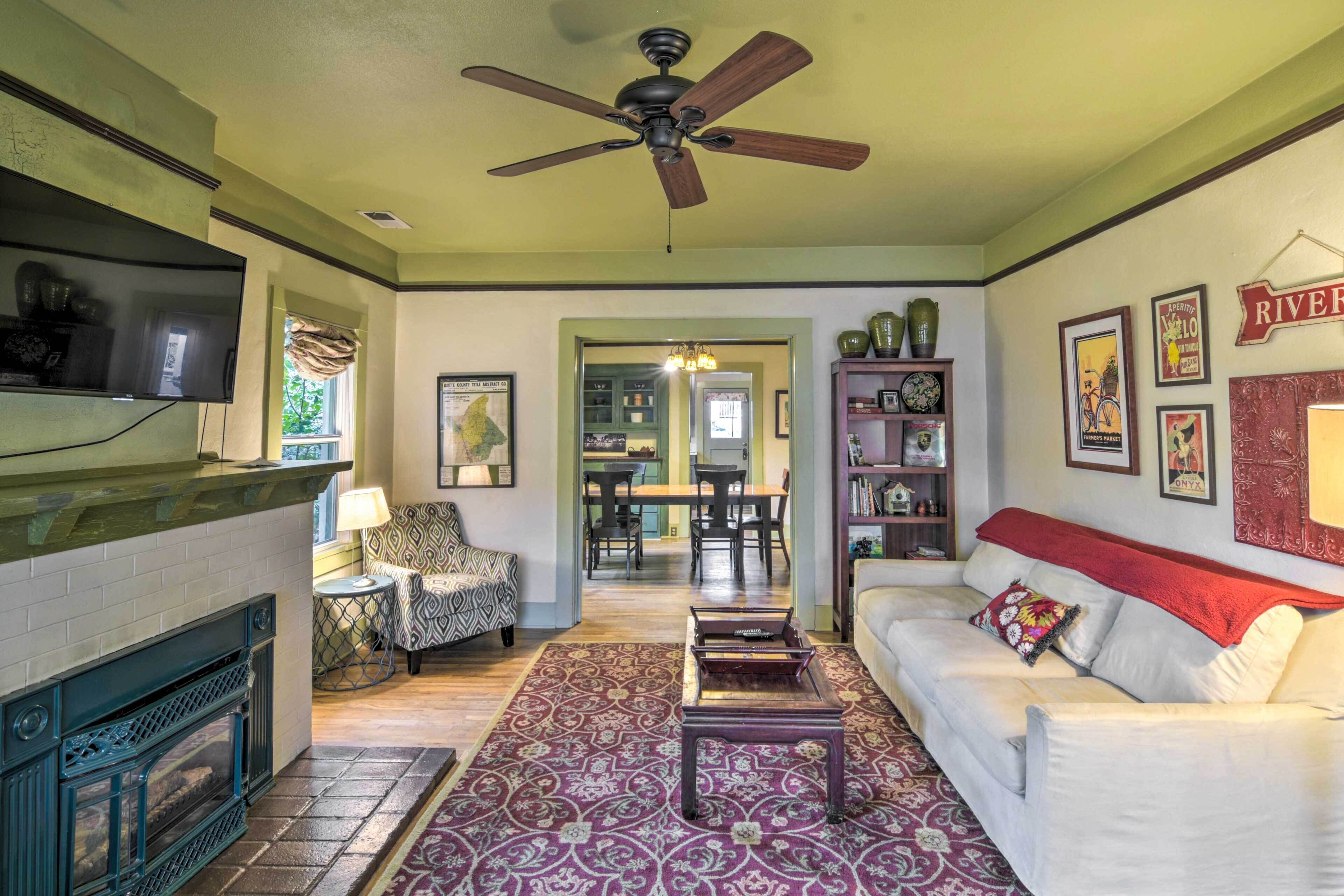 Charming Oroville Farmhouse, Walk to Dtwn! in Oroville, United States