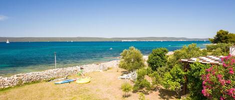 Una spiaggia nelle vicinanze