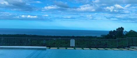 Una piscina con borde infinito