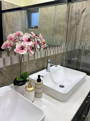 Toalhas de banho, papel higiênico