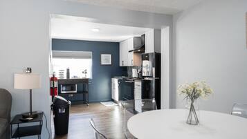 Frigorífico, microondas, horno y placa de cocina