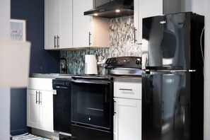 Kjøleskap, mikrobølgeovn, ovn og kokeplater