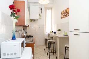 Apartamento exclusivo | Cocina privada | Frigorífico grande, microondas y máquina de café espresso