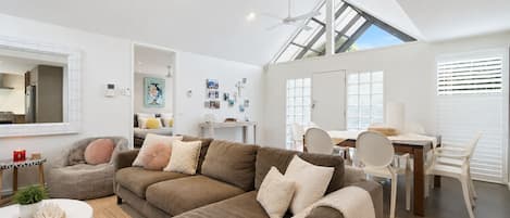 Smart TV, fireplace, stereo