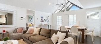 Kos Place by Ready Set Stay- WIFI, Fireplace, Linen, Towels, Walk to the Beach
