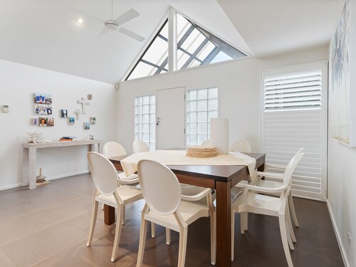 Kos Place by Ready Set Stay- WIFI, Fireplace, Linen, Towels, Walk to the Beach