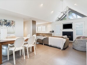 Dining - Kos Place by Ready Set Stay- WIFI, Fireplace, Linen, Towels, Walk to the Beach (Blairgowrie)