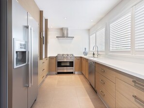 Kühlschrank, Mikrowelle, Ofen, Geschirrspüler