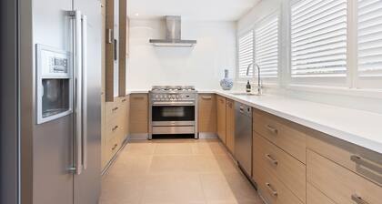 Kos Place by Ready Set Stay- WIFI, Fireplace, Linen, Towels, Walk to the Beach
