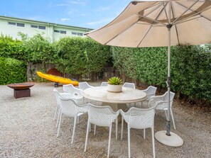 Outdoor dining - Kos Place by Ready Set Stay- WIFI, Fireplace, Linen, Towels, Walk to the Beach (Blairgowrie)