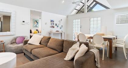 Kos Place by Ready Set Stay- WIFI, Fireplace, Linen, Towels, Walk to the Beach