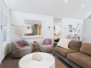 Smart TV, fireplace, stereo