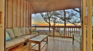 TV, computer monitors - Fabulous Beachfront with 2 Stellar Master Suites, Lush Balcony, EV Car Charger!   (Indian Shores)