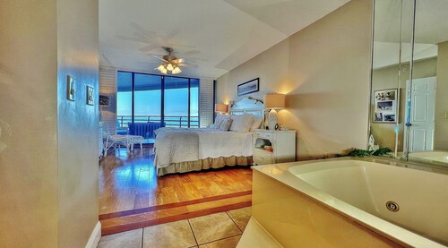Beachfront Beauty, Amazing Balcony Views, Pool, Hot Tub, Fitness Center, Sauna!  