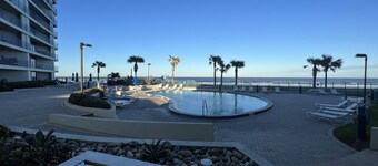 Beachfront Beauty, Amazing Balcony Views, Pool, Hot Tub, Fitness Center, Sauna!