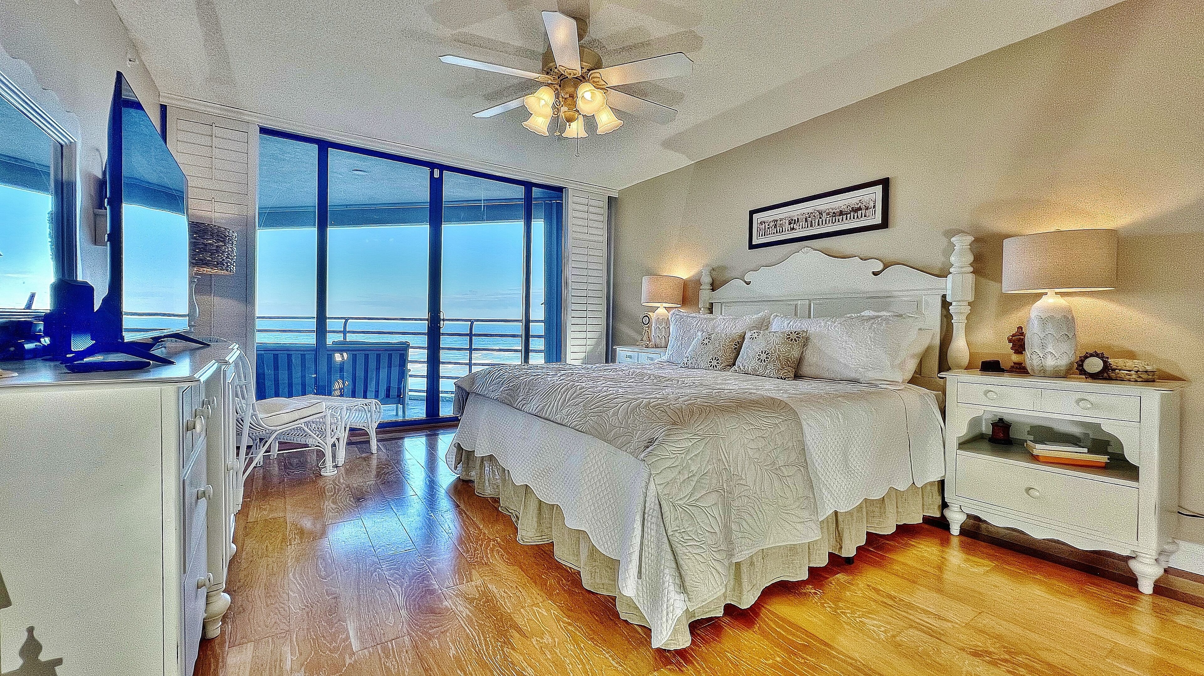 Beachfront Beauty, Amazing Balcony Views, Pool, Hot Tub, Fitness Center, Sauna!  