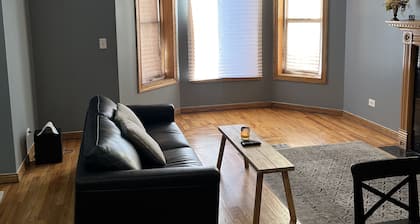 Comfy Chicago Condo w/ 2 BR and 2 BA near Beach & Museum of Science and Industry