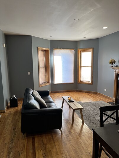 Comfy Chicago Condo w/ 2 BR and 2 BA near Beach & Museum of Science and Industry