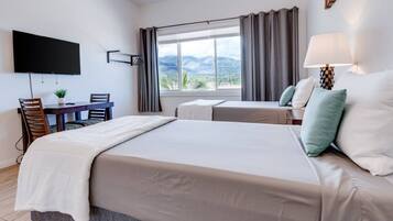 1 habitación, escritorio, tabla de planchar con plancha y cuna de viaje