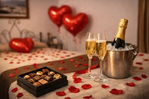 A romantic setting with a bed, champagne, and chocolates. - El Mirador del Valle  (San Jose del Valle)
