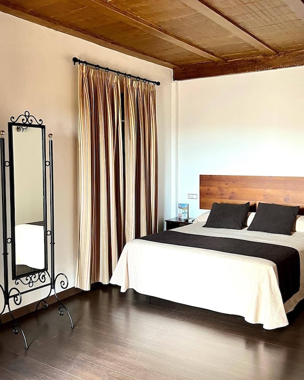 Comfort kamer, 1 queensize bed | Een bureau, een laptopwerkplek, geluiddichte muren, gratis wifi