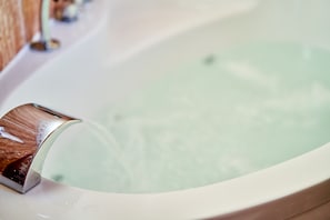 Comfort kamer, 1 queensize bed | Badkamer | Een haardroger, handdoeken, zeep, shampoo