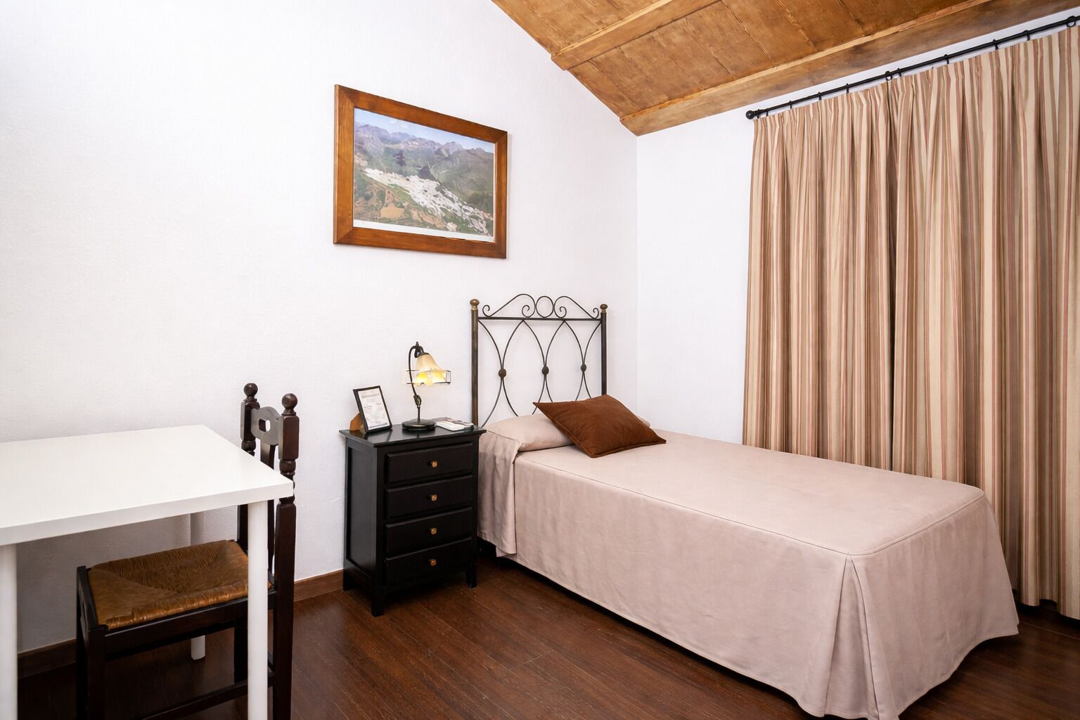 Eenvoudige eenpersoonskamer | Een bureau, een laptopwerkplek, geluiddichte muren, gratis wifi