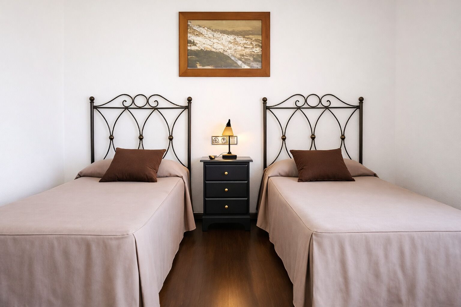 Kamer, 2 eenpersoonsbedden | Een bureau, een laptopwerkplek, geluiddichte muren, gratis wifi