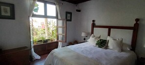 6 Schlafzimmer, Schreibtisch, Bügeleisen/Bügelbrett, Reisekinderbett
