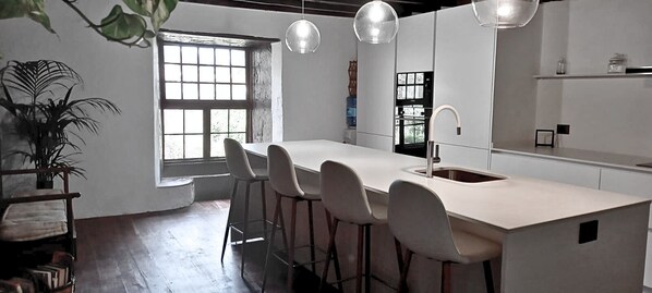 Jääkaappi, mikroaaltouuni, uuni, liesi