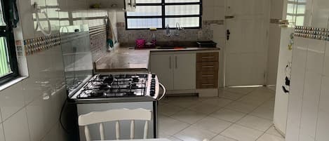 Fridge, oven, stovetop, cookware/dishes/utensils