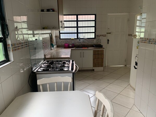 ثلاجة، فرن، موقد طهي مسطح، مستلزمات طهي/أطباق/أوعية