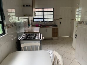 Kühlschrank, Ofen, Herdplatte, Kochgeschirr/Geschirr/Besteck