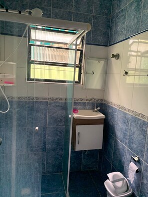 Chuveiro, secador de cabelo, papel higiênico 