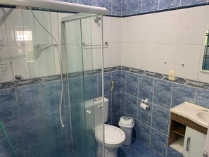 Dusche, Haartrockner, Toilettenpapier