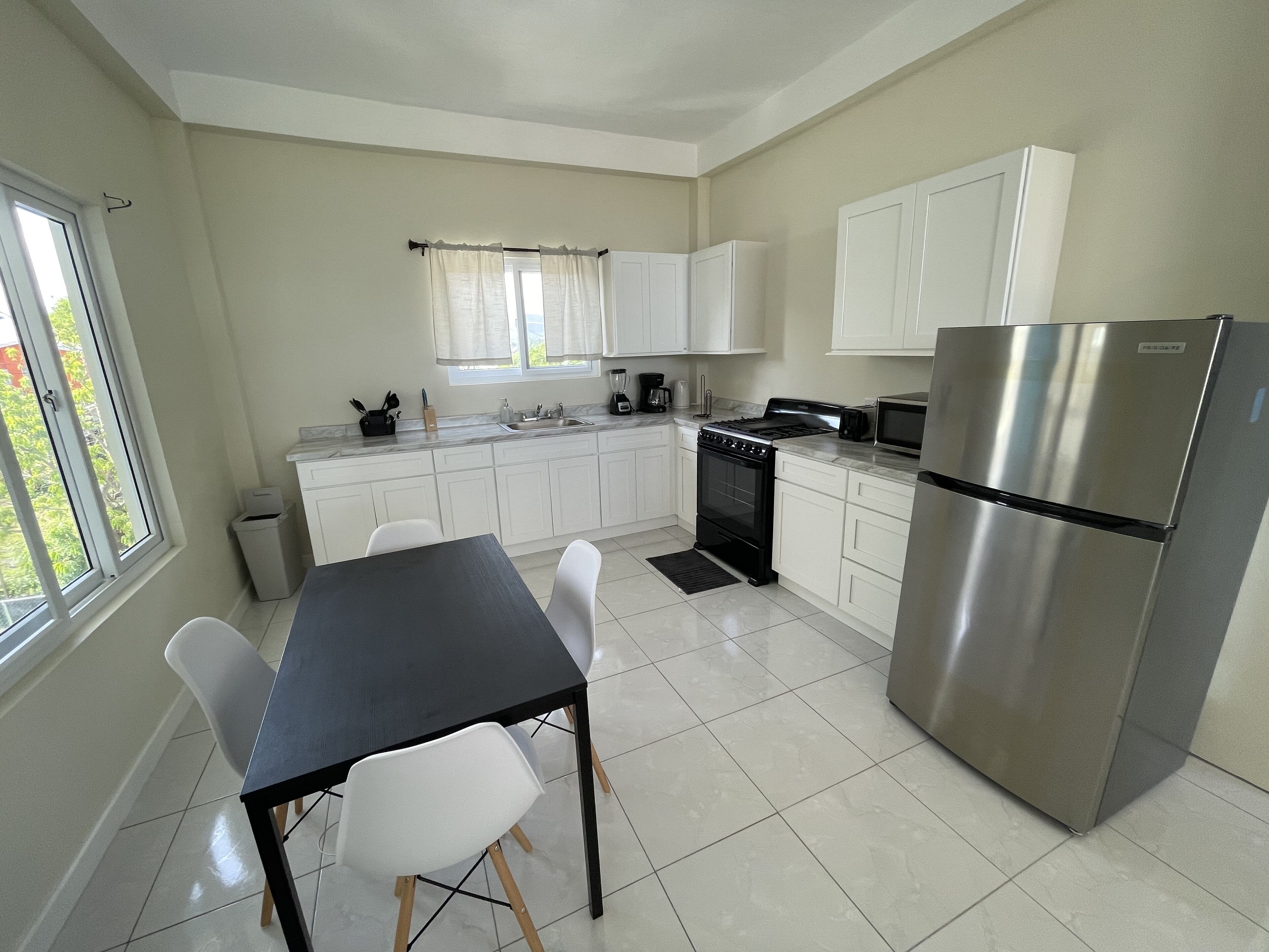 Geladeira, micro-ondas, fogão, cooktop