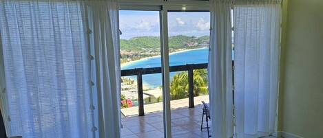 2 quartos, escrivaninha, ferros/tábuas de passar roupa